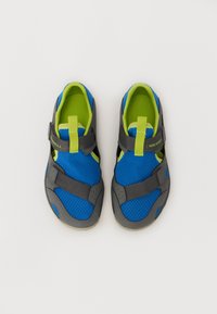Sandalias deportivas con parte superior de malla azul y acentos sintéticos grises, con un forro interior verde y una correa ajustable para un ajuste seguro.