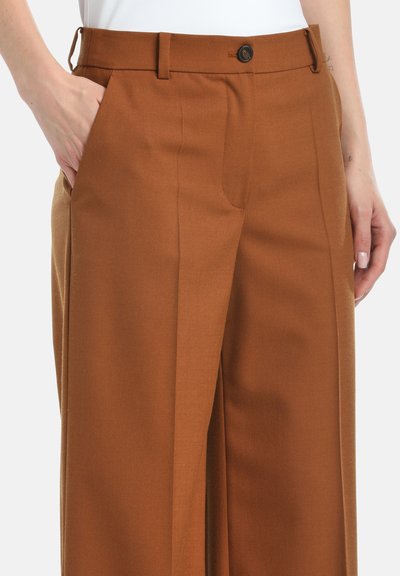 Bruine op maat gemaakte broek van gladde stof, voorzien van voorzakken, een knoopsluiting en een recht ontwerp.