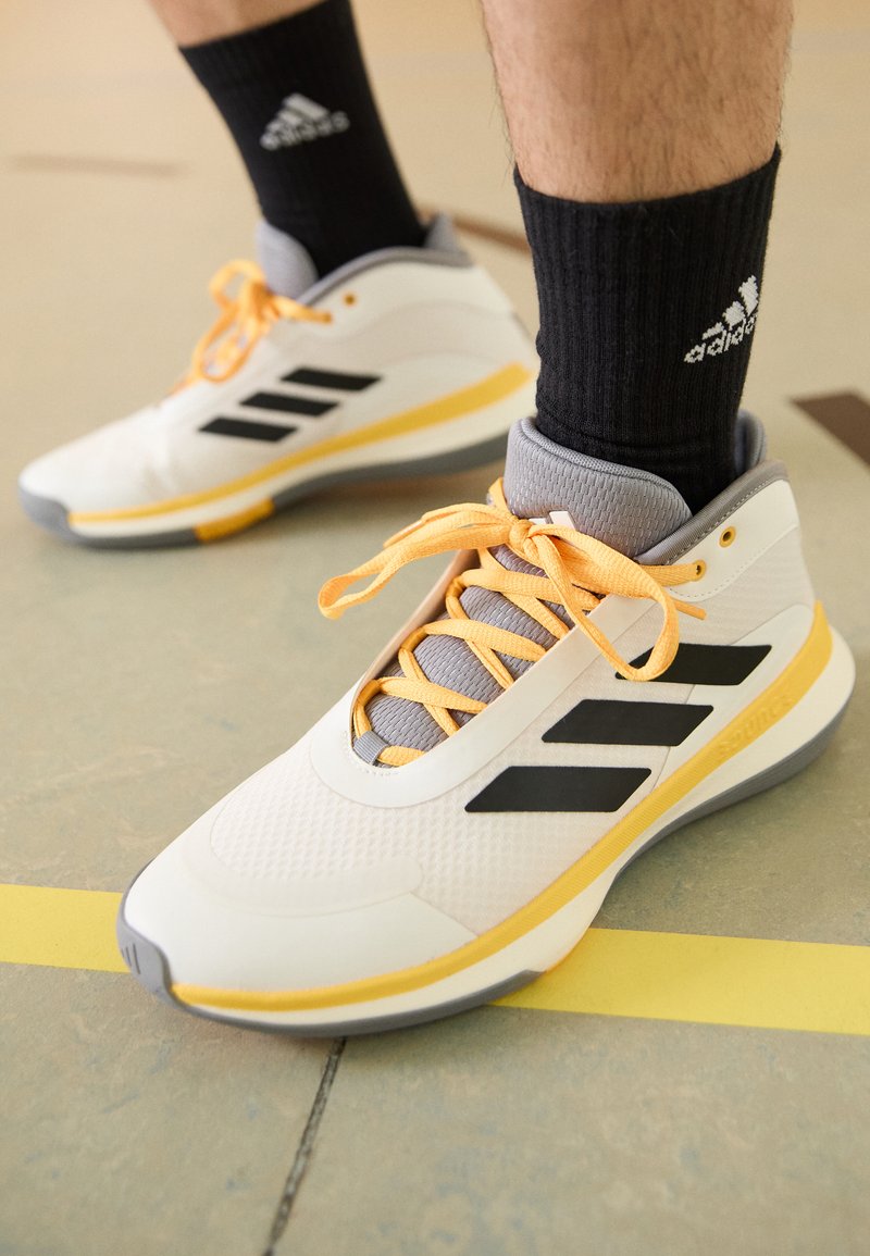 adidas Performance BOUNCE LEGENDS - Basketbalschoenen - cloud white/core black/off white