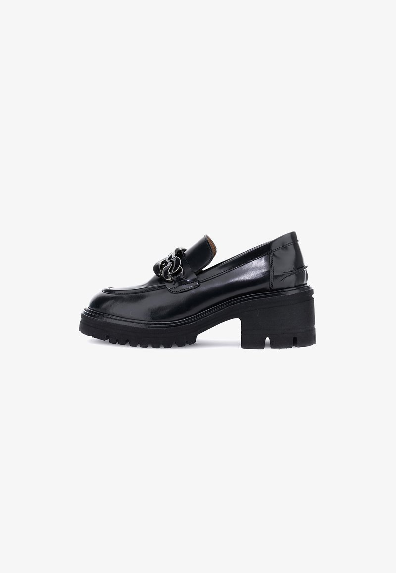 Mocassino in pelle verniciata nera con tacco spesso, caratterizzato da un motivo decorativo a catena. La suola testurizzata offre aderenza e durata.