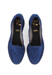 Scarpe slip-on blu con un'esterno textured e soffice, punta arrotondata e bordi in tessuto contrastante. Design morbido e accogliente. Logo dorato all'interno.