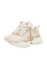 Baskets beige avec une tige texturée, des accents dorés et une semelle épaisse blanche. Comprend un détail décoratif en chaîne sur le côté.