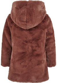 Manteau en fausse fourrure marron avec capuche, présentant une texture douce et duveteuse ainsi qu'un design simple à coupe droite. Aucun élément métallique ni motif visible.