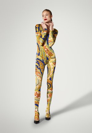 Catsuit intégral avec un motif en spirale complexe en or, bleu et rouge. Tissu lisse, manches longues et col montant. Talons hauts noirs.