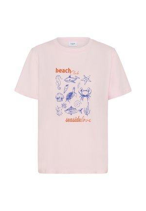 Lyserød bomulds t-shirt med blå strand-tema illustrationer, inklusive havdyr og skaller, med teksten "beach Club" og "seaside love."