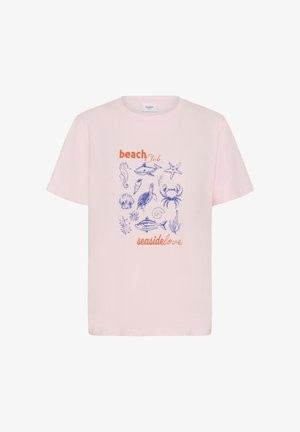 Jasnoróżowa bawełniana koszulka z niebieskimi ilustracjami w tematyce morskiej, w tym morskimi stworzeniami i muszlami, z napisem "klub plażowy" i "miłość nadmorska."