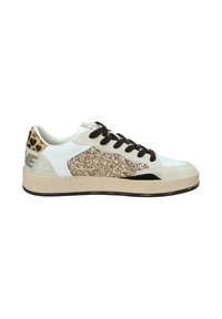 Sneaker bianco e beige con accenti glitter, lacci neri e dettaglio in stampa leopardata sul tallone. Punti laterali testurizzati e tomaia in tessuto liscio.