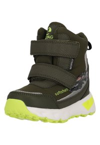 Grüner Softshell-Stiefel mit zwei Klettverschlüssen, weißen und neongelben Akzenten, strukturierten Oberflächen und einem grafischen Design, das ein Fahrzeug darstellt.
