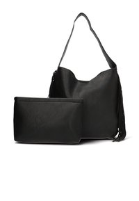 Bolso de mano de cuero negro con un acabado texturizado y una correa para el hombro, acompañado de un bolso más pequeño y a juego. Presenta detalles de flecos.