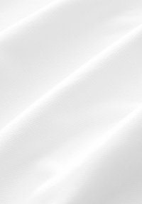 Weißer Stoff mit einer dezenten strukturierten Oberfläche, die Falten und Knicke zeigt und eine glatte, leichte Erscheinung vermittelt.