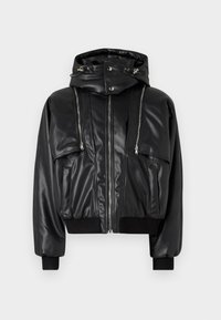 Veste en faux cuir noir avec capuche, deux poches zippées sur la poitrine, poches latérales, et poignets et ourlet côtelés. Texture lisse et design court.