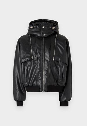 Czarna kurtka z sztucznej skóry z kapturem, dwiema kieszeniami na zamek na piersiach, kieszeniami po bokach oraz prążkowanymi mankietami i dołem. Gładka tekstura i krótki fason.