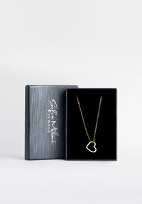 Goldenes Herzanhängerhalskette auf einer zarten Kette, präsentiert in einer mit schwarzem Samt ausgekleideten Box mit einer strukturierten grauen Außenseite.