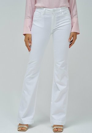 Pantalones vaqueros acampanados blancos, confeccionados en denim, con un diseño de cinco bolsillos y una cintura ajustada. Textura suave con un acabado limpio.