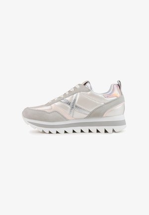 Sneaker sportivo in suede grigio chiaro e materiale lucido, con dettagli in argento strutturato, suola bianca chunky e design con lacci.