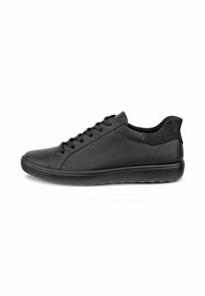 Sneaker nera in pelle con un design elegante, punta arrotondata, chiusura con lacci e suola in gomma texture. Presenta un logo discreto sul tallone.