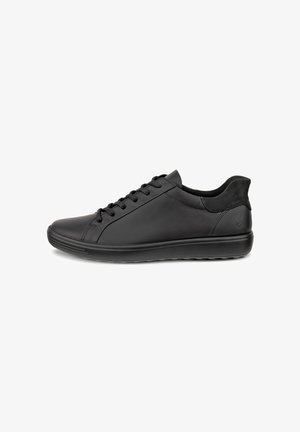 Baskets en cuir noir au design épuré, bout arrondi, lacets à l'avant et semelle en caoutchouc texturée. Présente un logo discret sur le talon.