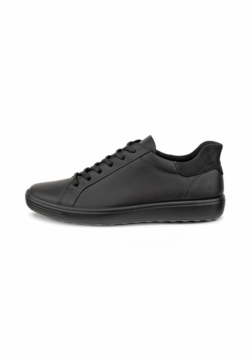 Sneaker nera in pelle con un design elegante, punta arrotondata, chiusura con lacci e suola in gomma texture. Presenta un logo discreto sul tallone.