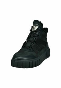 Schwarze High-Top-Sneaker mit einem strukturierten Lederoberteil, gefüttertem Knöchelbereich aus Fell und strukturiertem Gummisohle mit horizontalen Rillen. Schnürsenkel und Logo-Tag sichtbar.