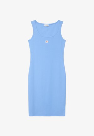 Világoskék, ujjatlan testhez simuló ruha kerek nyakkivágással és középen, a mellkas közelében egy kis négyzet alakú logópatch-csel.