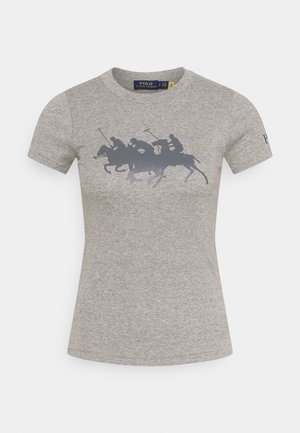 Szara koszulka z krótkim rękawem z trzema zawodnikami polo jadącymi na koniach w ciemnym nadruku na piersi oraz metką Polo Ralph Lauren wewnątrz kołnierza.