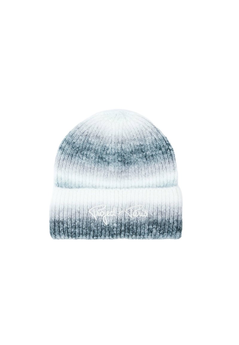 Berretto lavorato a maglia con un design a gradiente che va dal blu chiaro al grigio scuro, con una texture a costine e il logo "Project Paris" ricamato in bianco.
