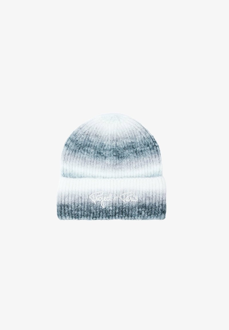 Bonnet en maille avec un design dégradé allant du bleu clair au gris foncé, doté d'une texture côtelée et d'un logo "Project Paris" brodé en blanc.