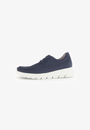 Marineblauwe suède sneaker met een witte rubberen zool, voorzien van een ronde neus, vetersluiting en textuurdetails langs de zool.