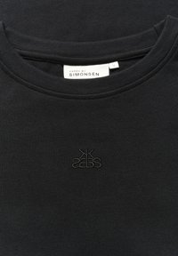 Sort bomulds t-shirt med rund halsudskæring, med subtilt broderet branding på brystet, glat tekstur og korte ærmer.