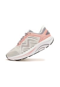 Zapatilla de running ligera en blanco con acentos en rosa y gris. Cuenta con una parte superior de malla, suela acolchada y suela exterior de goma negra con tracción.