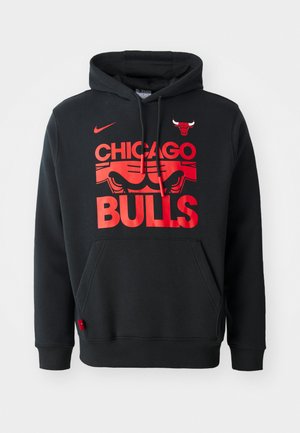 Juodas hoodie su kengūros kišenė, su dideliu raudonu "CHICAGO BULLS" grafiku ir logotipu. Pagamintas iš minkštos medžiagos su reguliuojamu kapisonu.