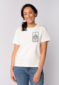 Witte katoenen T-shirt met korte mouwen en een ronde hals, voorzien van een zwart minimalistisch tarotkaartontwerp met de titel 'De Keizerin' op de voorkant.