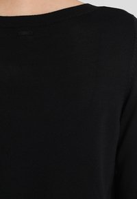 QS Stickad tröja - black