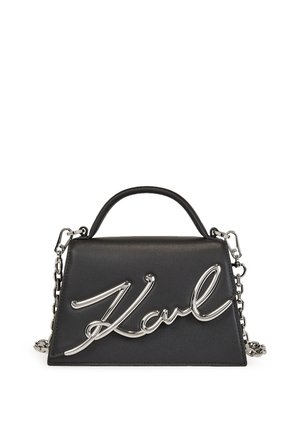 Borsa a tracolla nera in pelle con forma triangolare, manico in catena argentata e il logo "Karl" in lettere metalliche ben visibile sul davanti.