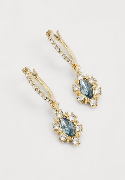 Orecchini a cerchio in oro con una pietra marquise blu circondata da cristalli trasparenti, con una finitura texturizzata e un gancio di chiusura sicuro.