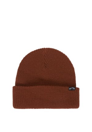 Bonnet en maille marron avec un revers plié et une petite étiquette noire sur le côté.