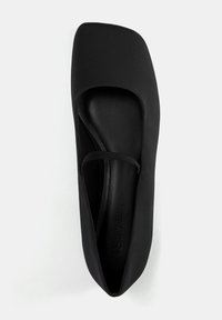 Schwarzer flacher Schuh mit quadratischer Zehenpartie, aus glattem Material gefertigt. Verfügt über einen schmalen Riemen über dem Fußbogen und eine konturierte Innensohle für zusätzlichen Komfort.