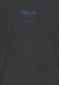 Tumši pelēks t-krekls no mīksta auduma, kuram priekšpusē kontrastējošā purpura krāsā ir drukāts "HALO" un "196819721981".