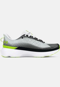 Chaussure de course pour homme avec un dessus rayé gris clair et noir, une semelle intermédiaire blanche et des accents verts. Présente un bout arrondi et un design flexible.
