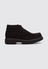Botas de tobillo de ante negro con punta redondeada, diseño de cordones y suela de goma texturizada; cuenta con la marca "Panama Jack" en el lateral.