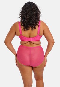 Felroze lingerieset met een gladde, ondersteunende beha met verstelbare bandjes en een bijpassende hoge taille slip met een gestructureerd meshontwerp.