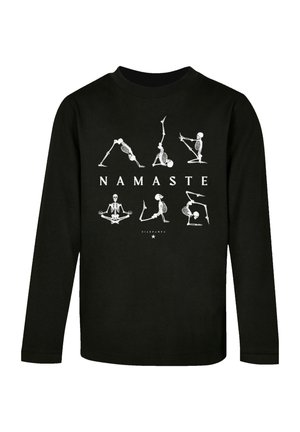 Schwarzes langärmliges T-Shirt mit weißen Skelett-Yoga-Posen und dem Wort "NAMASTE" in fetten Buchstaben auf der Vorderseite. Aus Baumwolle.
