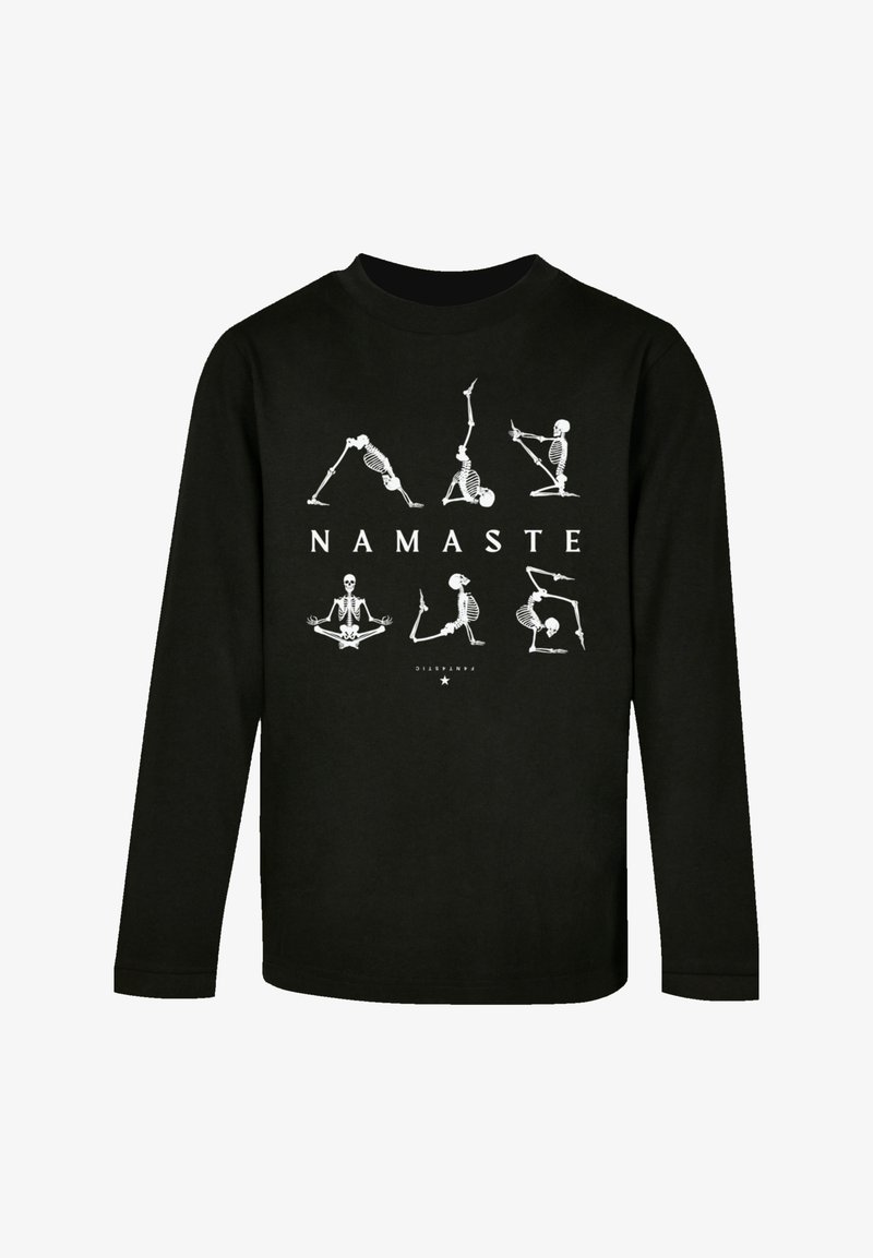 Schwarzes langärmliges T-Shirt mit weißen Skelett-Yoga-Posen und dem Wort "NAMASTE" in fetten Buchstaben auf der Vorderseite. Aus Baumwolle.