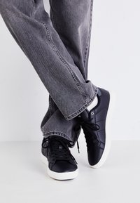 Valgt, regular black