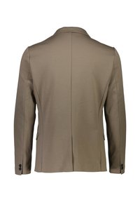 Blazer marrón a medida con una textura suave, abertura trasera, y dos bolsillos laterales; cuenta con un cuello de pico y botones negros.