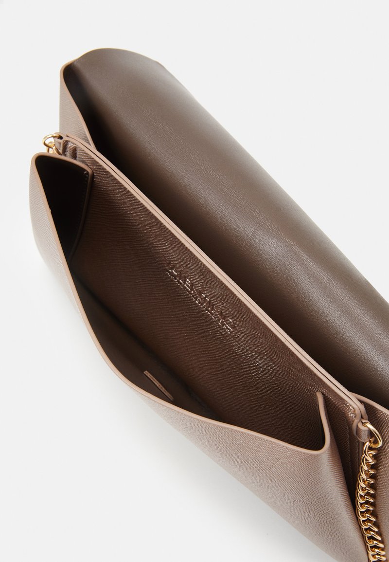 Braune Leder-Clutch mit strukturiertem Äußeren, beigen Akzenten, Reißverschluss und einem goldenen Kettenriemen. Im Inneren ist das eingestempelte Markenlogo zu sehen.