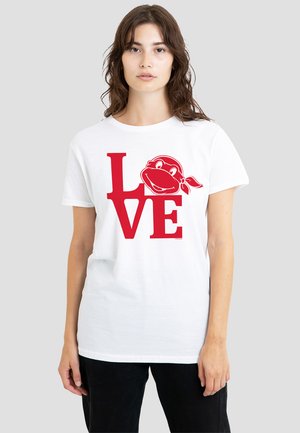 Weißes Baumwoll-T-Shirt mit großen roten Buchstaben, die "LIEBE" buchstabieren, und einer Charakterillustration, die in das Design integriert ist.