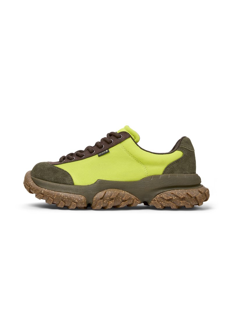 Zapatillas con una parte superior vibrante de color verde lima y acentos de ante marrón, suela de goma marrón texturizada y cordones redondos, diseñadas para la comodidad.