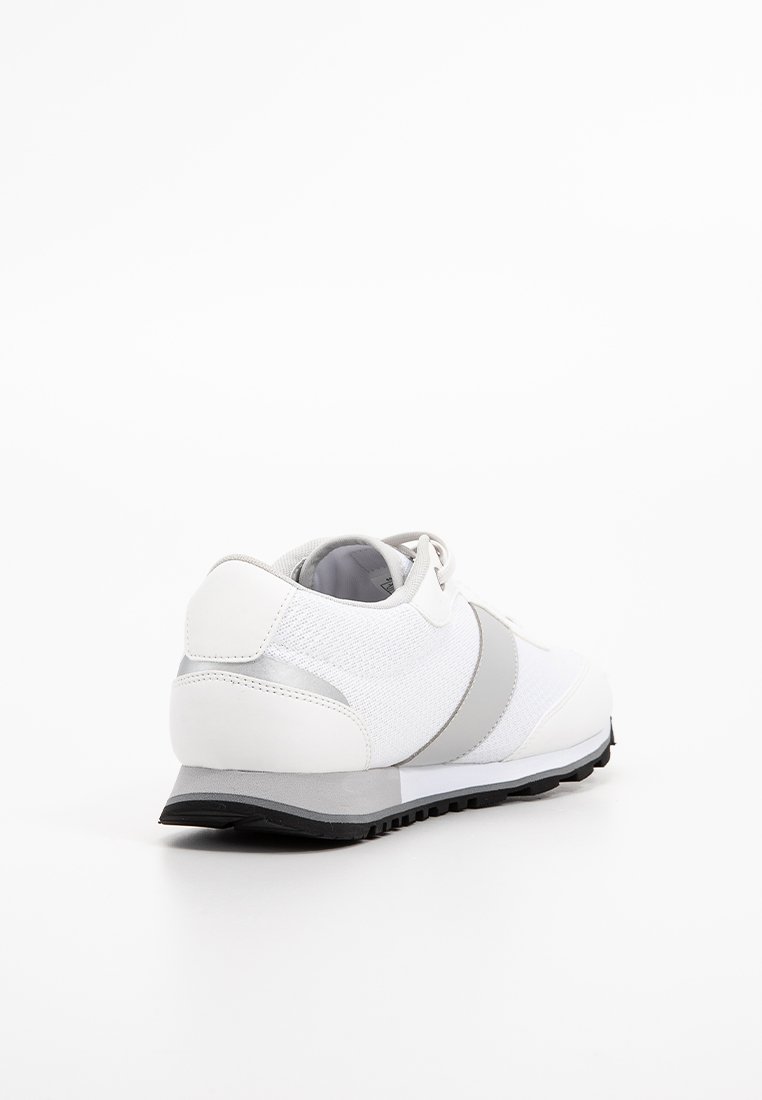 Zapatillas deportivas en blanco con acentos grises, que cuentan con una parte superior de malla, talón de cuero suave y una suela negra texturizada para mayor agarre.