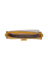 Borsa a mano in pelle gialla con finitura textured, dotata di una chiusura in metallo dorato, foderata in beige e con due scomparti interni separati.